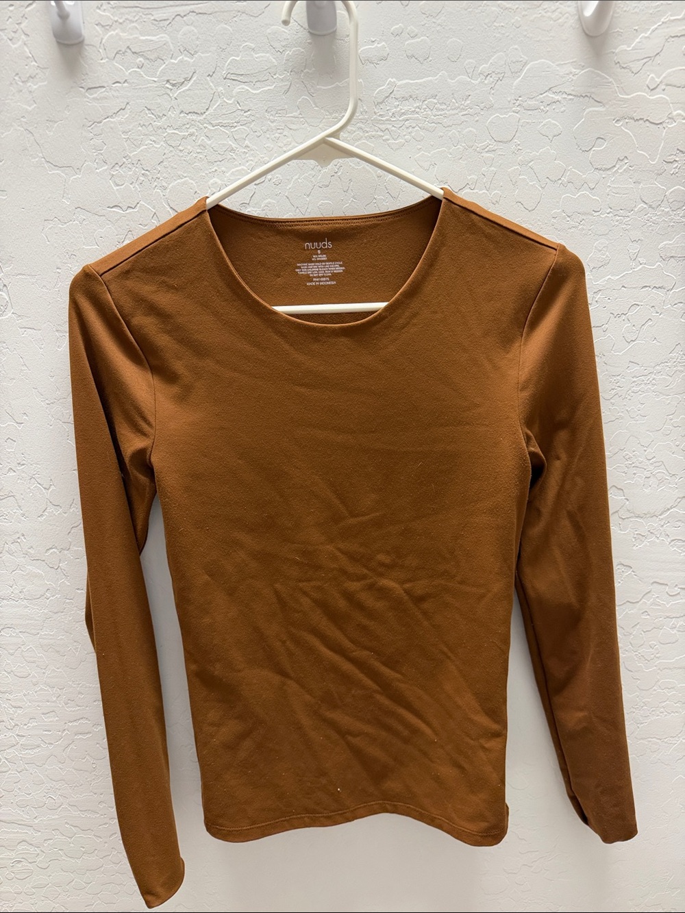 nuuds Women's Long-Sleeve Crewneck Top in Rust Brown